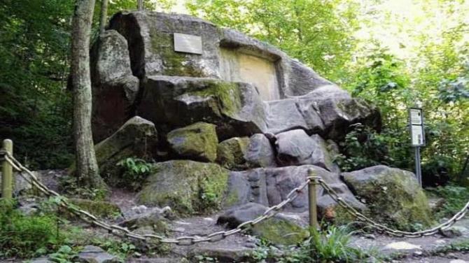 Volkonsky dolmen: fotografia, legenda, turistické recenzie, ako sa tam dostať