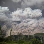 بركان أناك كراكاتوا في إندونيسيا يهدد بحدوث تسونامي جديد