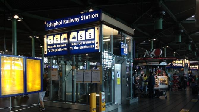 Si të shkoni nga Aeroporti Schiphol në Amsterdam, Roterdam dhe qytete të tjera Orari i trenit Amsterdam Schiphol