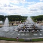 Versailles di Paris.  Pertunjukan air mancur malam